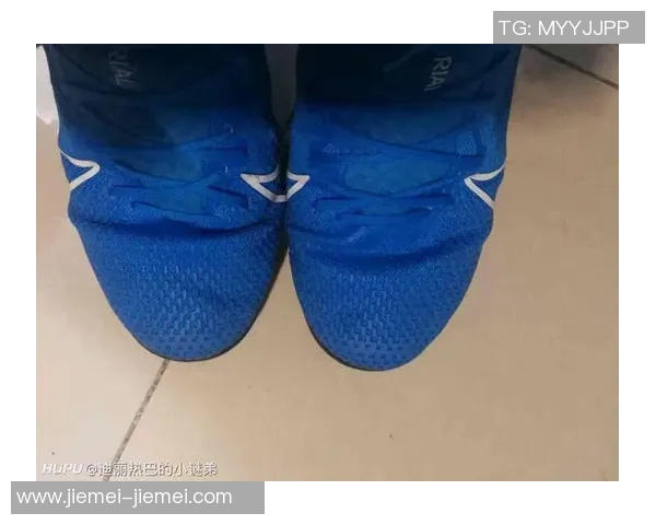 球星足球鞋磨脚后跟问题解决方案，剪开设计提升舒适度与性能