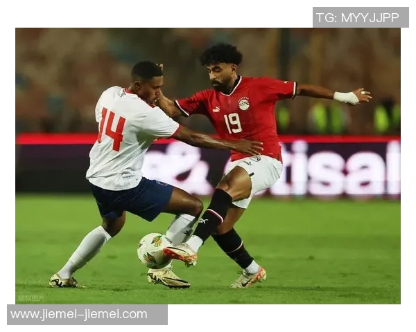 足球明星因驼背问题遭遇挑战 力克困难重回巅峰展现不屈精神