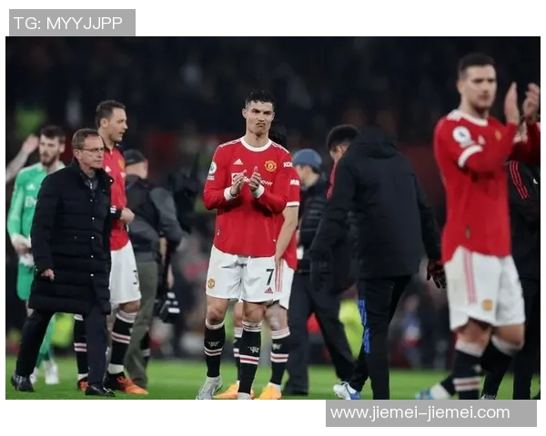 足球场上戴耳环的球星们个性与风采兼具的时尚潮流探讨 足球场上戴耳环的球星们个性与风采兼具的时尚潮流探讨