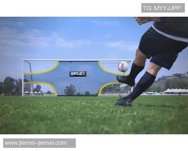 足球巨星射门后潇洒走路瞬间展现自信风采与独特魅力 足球巨星射门后潇洒走路瞬间展现自信风采与独特魅力