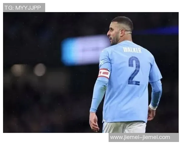 足球巨星伤情加重拄拐现身球场背后隐藏的康复之路与挑战